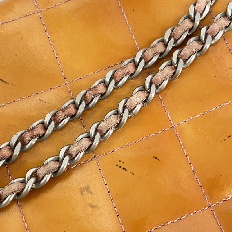 【6ic3534】シャネル ショルダーバッグ チョコバー チェーンショルダー パテントレザー オレンジ シルバー金具【中古】レディース