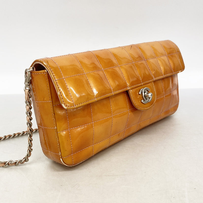 【6ic3534】シャネル ショルダーバッグ チョコバー チェーンショルダー パテントレザー オレンジ シルバー金具【中古】レディース