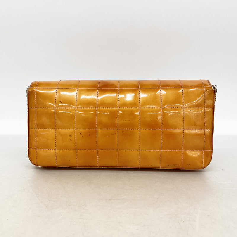 【6ic3534】シャネル ショルダーバッグ チョコバー チェーンショルダー パテントレザー オレンジ シルバー金具【中古】レディース