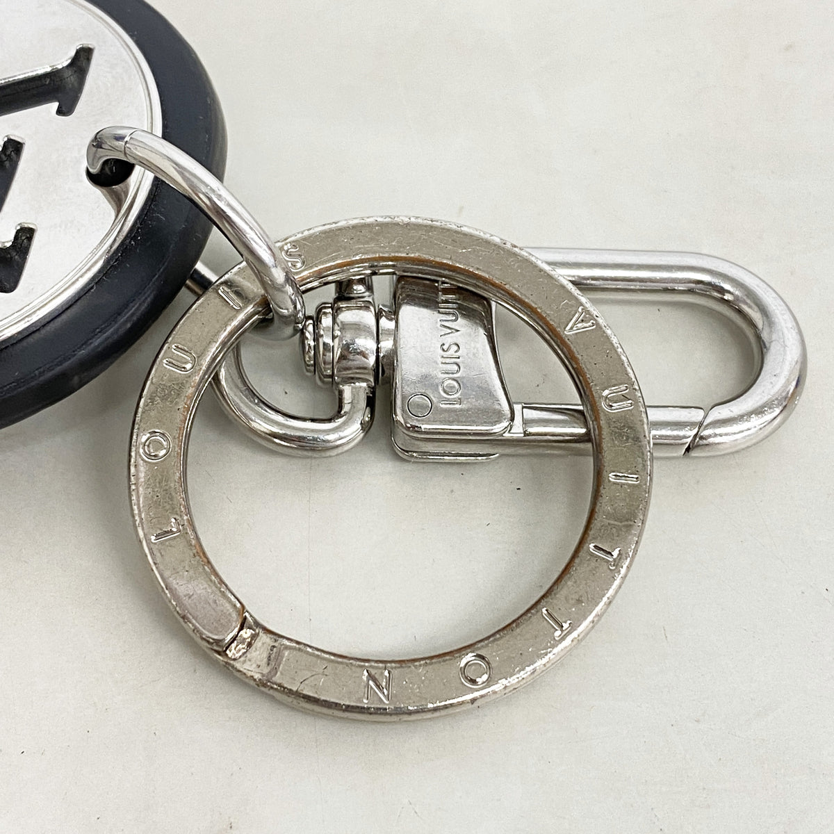 【6ic3944】ルイヴィトン キーホルダー・チャーム LVサークル M00741 シルバー ブラック【中古】メンズ