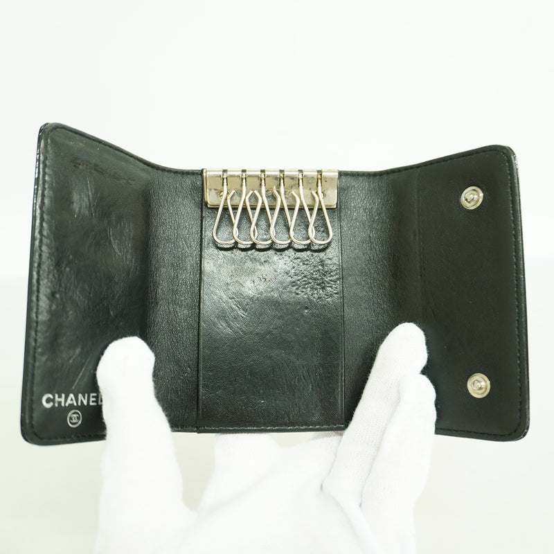 【6ic4162】シャネル キーケース カメリア パテントレザー ブラック シルバー金具【中古】レディース