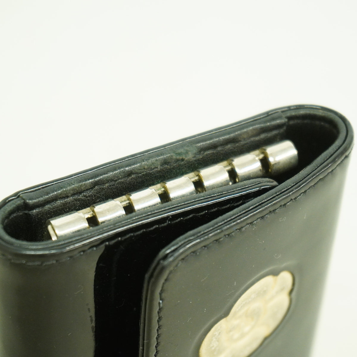 【6ic4162】シャネル キーケース カメリア パテントレザー ブラック シルバー金具【中古】レディース