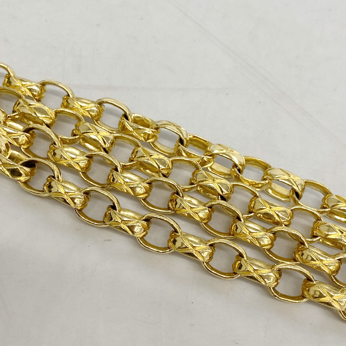 【6ic4325】シャネル ショルダーバッグ マトラッセ チェーンショルダー サテン ブラック ゴールド金具【中古】レディース