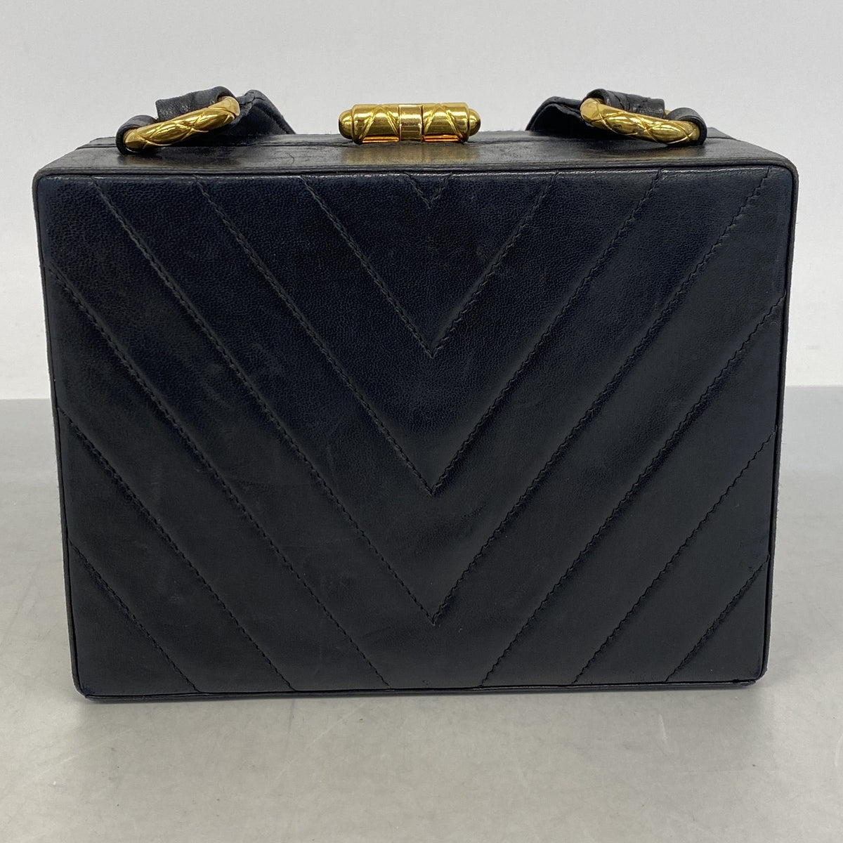 【6ic4359】シャネル ショルダーバッグ Vステッチ ラムスキン ブラック ゴールド金具【中古】レディース