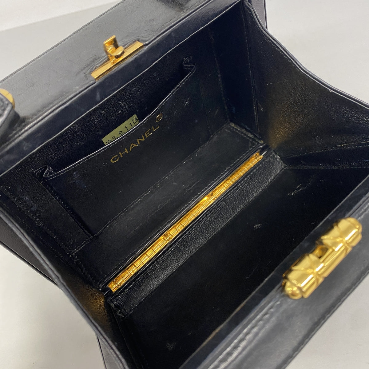 【6ic4359】シャネル ショルダーバッグ Vステッチ ラムスキン ブラック ゴールド金具【中古】レディース