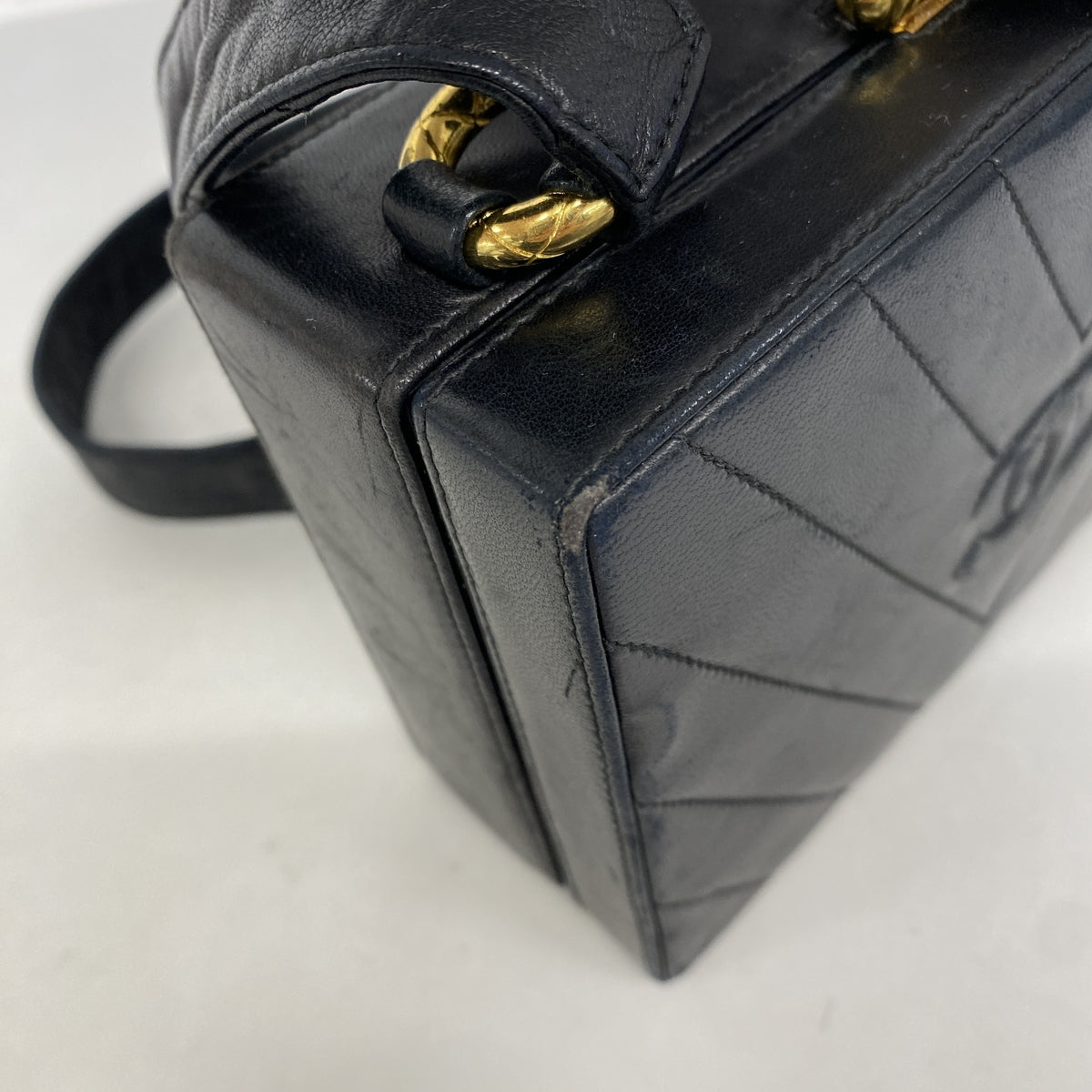 【6ic4359】シャネル ショルダーバッグ Vステッチ ラムスキン ブラック ゴールド金具【中古】レディース