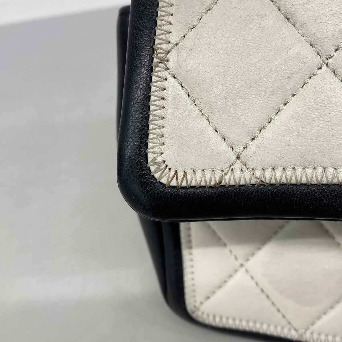 【6ic4391】シャネル ショルダーバッグ マトラッセ Wチェーン ラムスキン ホワイト ブラック ゴールド金具【中古】レディース