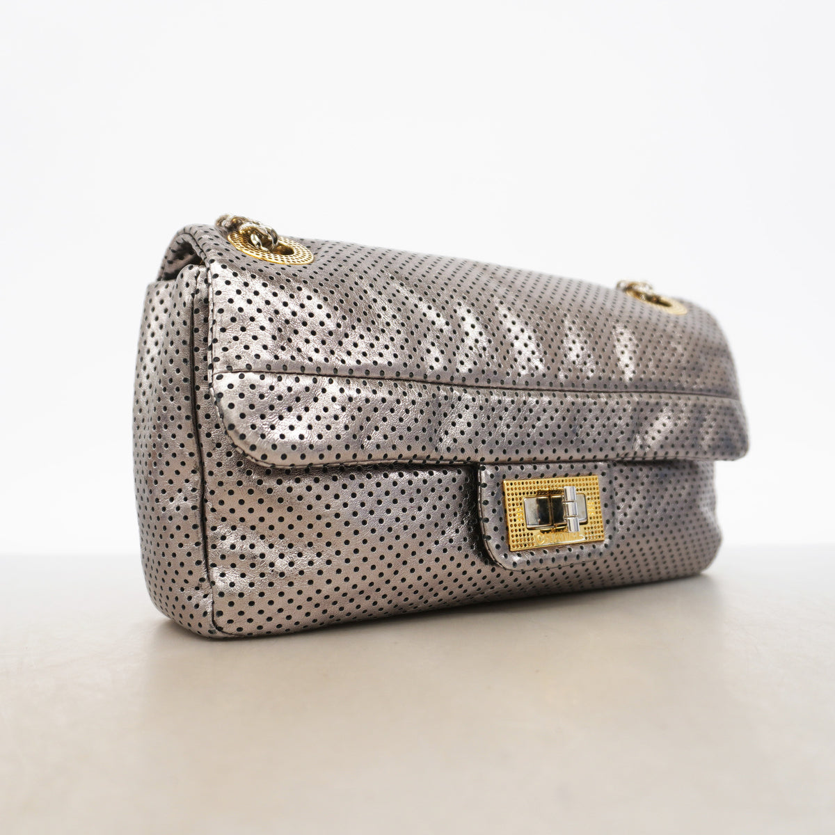 【6ic4571】シャネル ショルダーバッグ 2.55 Wチェーン パンチング レザー シルバー ゴールド/シルバー金具【中古】レディース