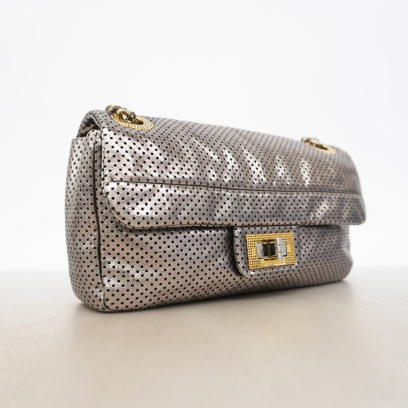 【6ic4571】シャネル ショルダーバッグ 2.55 Wチェーン パンチング レザー シルバー ゴールド/シルバー金具【中古】レディース