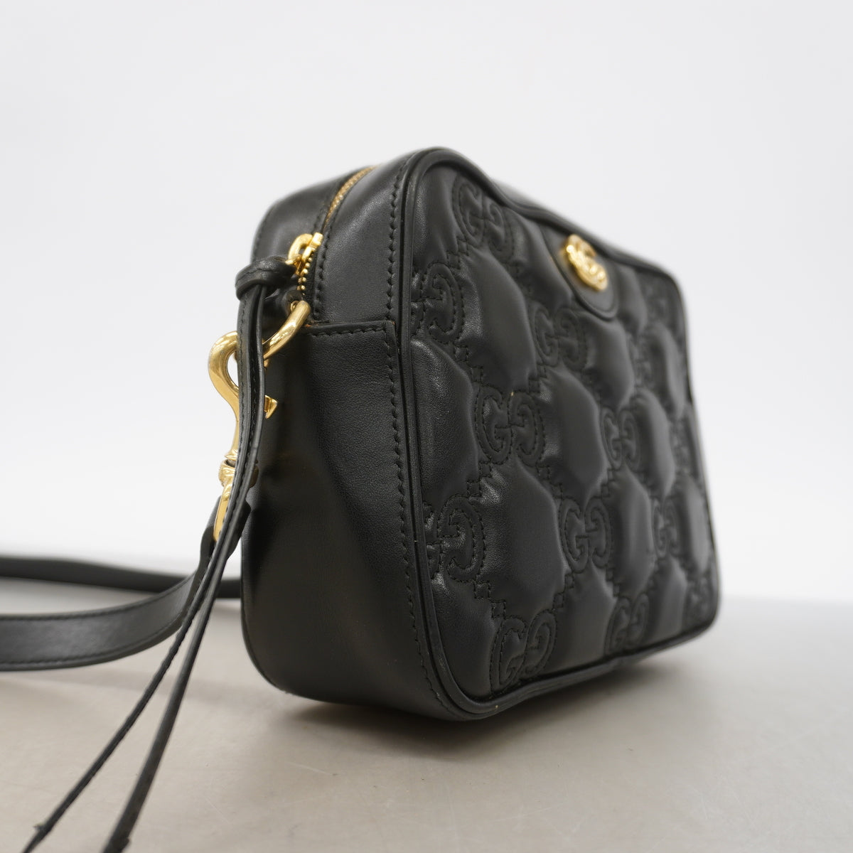 【6id4842】グッチ ショルダーバッグ GGマトラッセ 702234 レザー ブラック ゴールド金具【中古】レディース