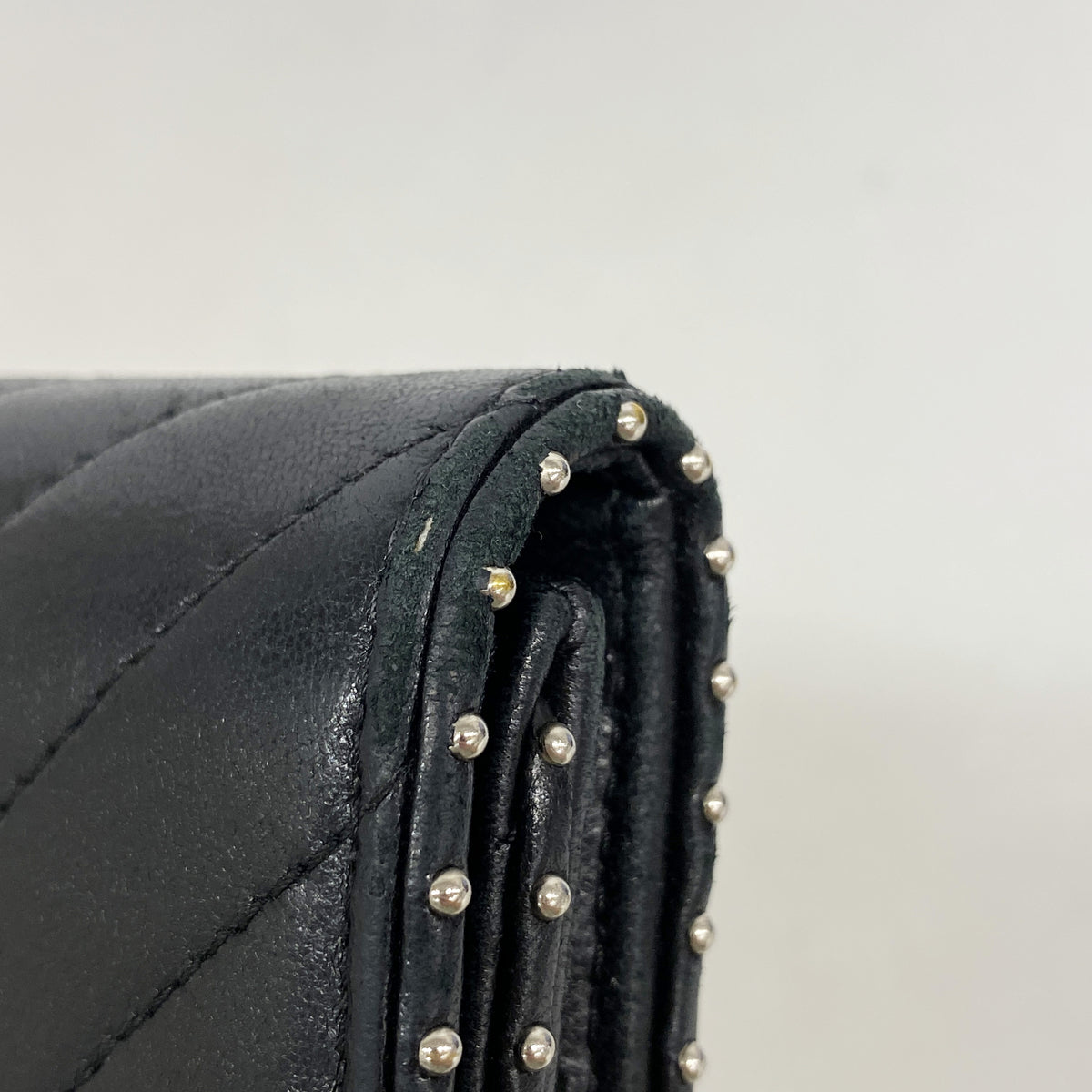 【6id4936】シャネル 三つ折り財布 Vステッチ ラムスキン ブラック シルバー金具【中古】レディース