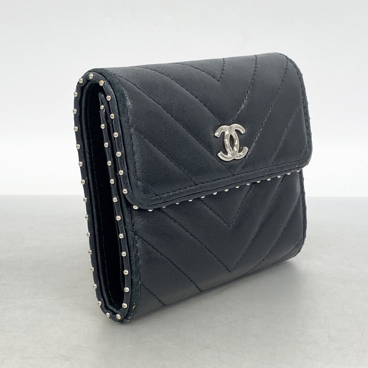 【6id4936】シャネル 三つ折り財布 Vステッチ ラムスキン ブラック シルバー金具【中古】レディース