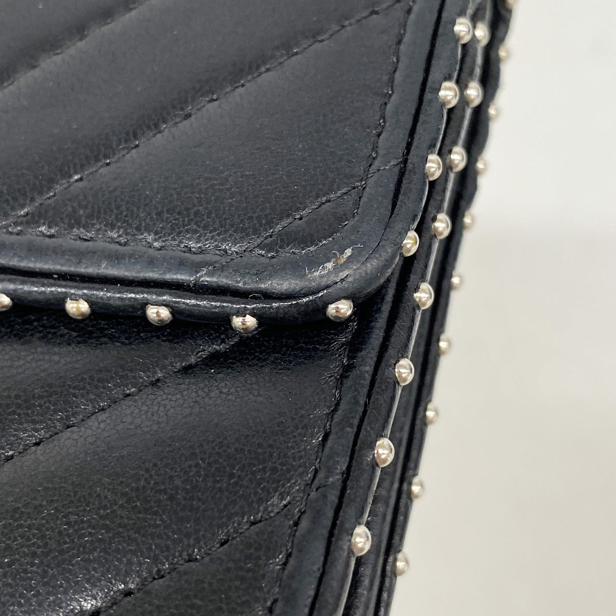 【6id4936】シャネル 三つ折り財布 Vステッチ ラムスキン ブラック シルバー金具【中古】レディース