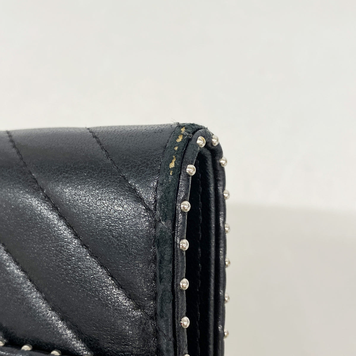 【6id4936】シャネル 三つ折り財布 Vステッチ ラムスキン ブラック シルバー金具【中古】レディース