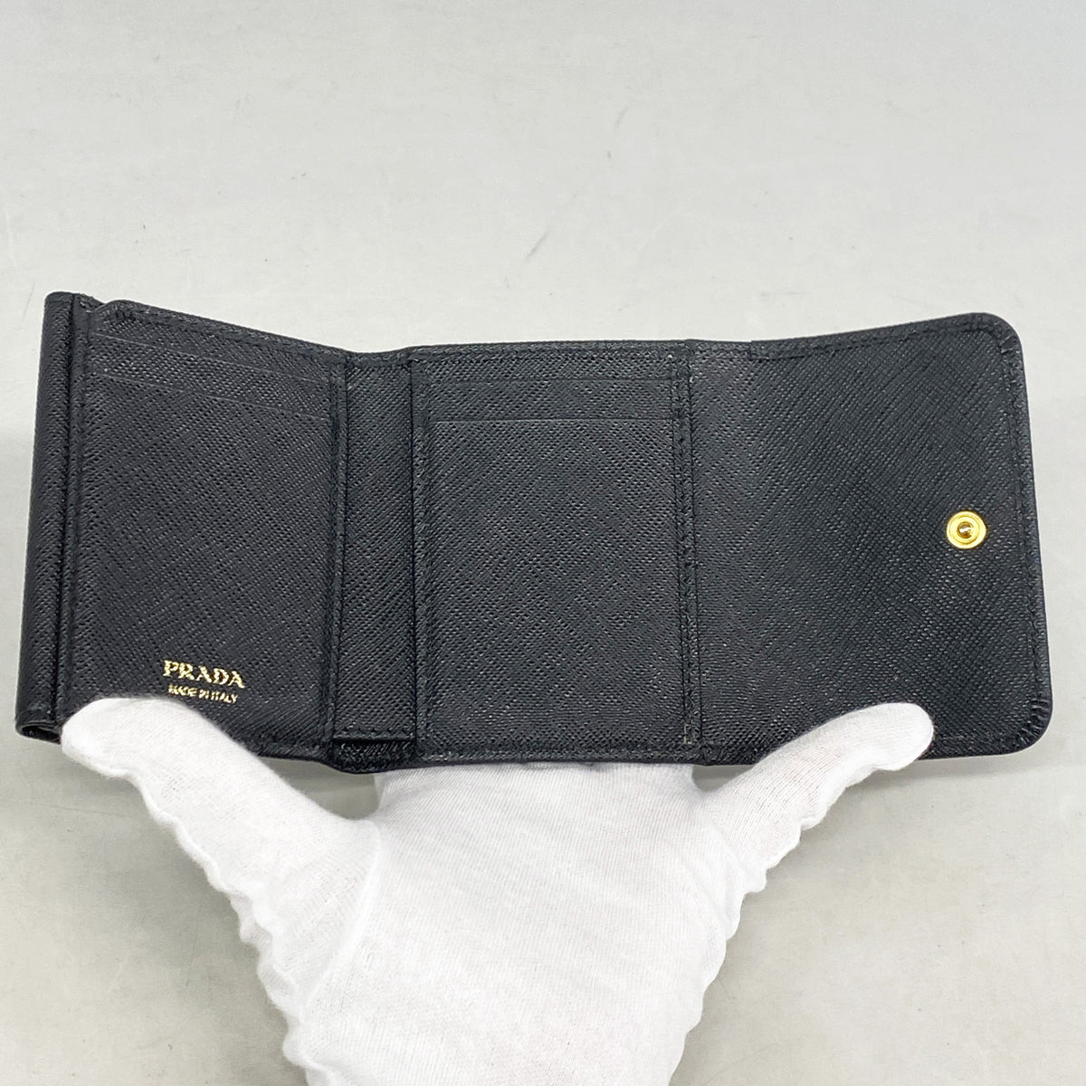 【6id5075】プラダ 三つ折り財布 レザー ブラック ゴールド金具【中古】レディース