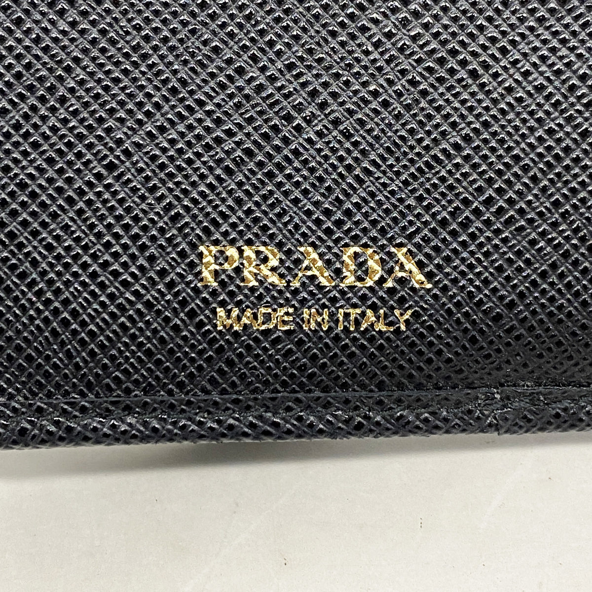 【6id5075】プラダ 三つ折り財布 レザー ブラック ゴールド金具【中古】レディース