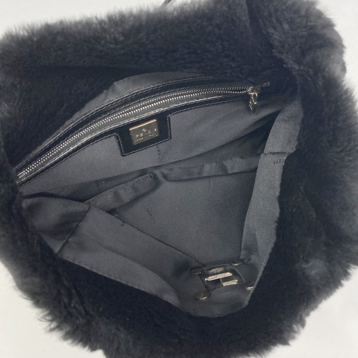 【6id5089】フェンディ ショルダーバッグ ファー ブラック シルバー金具【中古】レディース