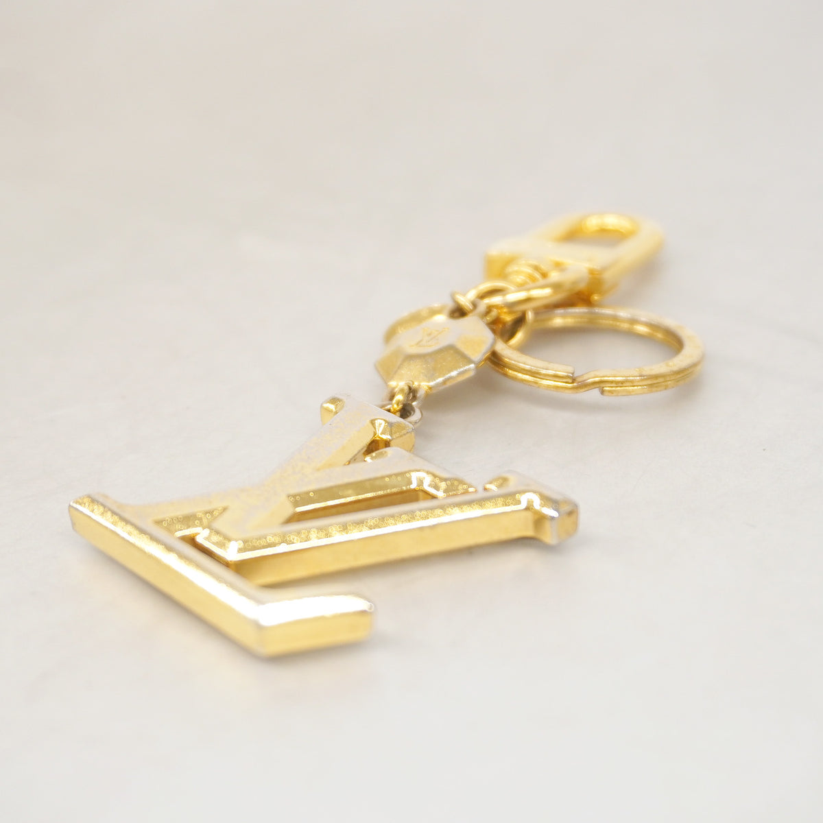 【6id5158】ルイヴィトン キーホルダー・チャーム LVファセット M65216 ゴールド【中古】メンズ レディース ユニセックス