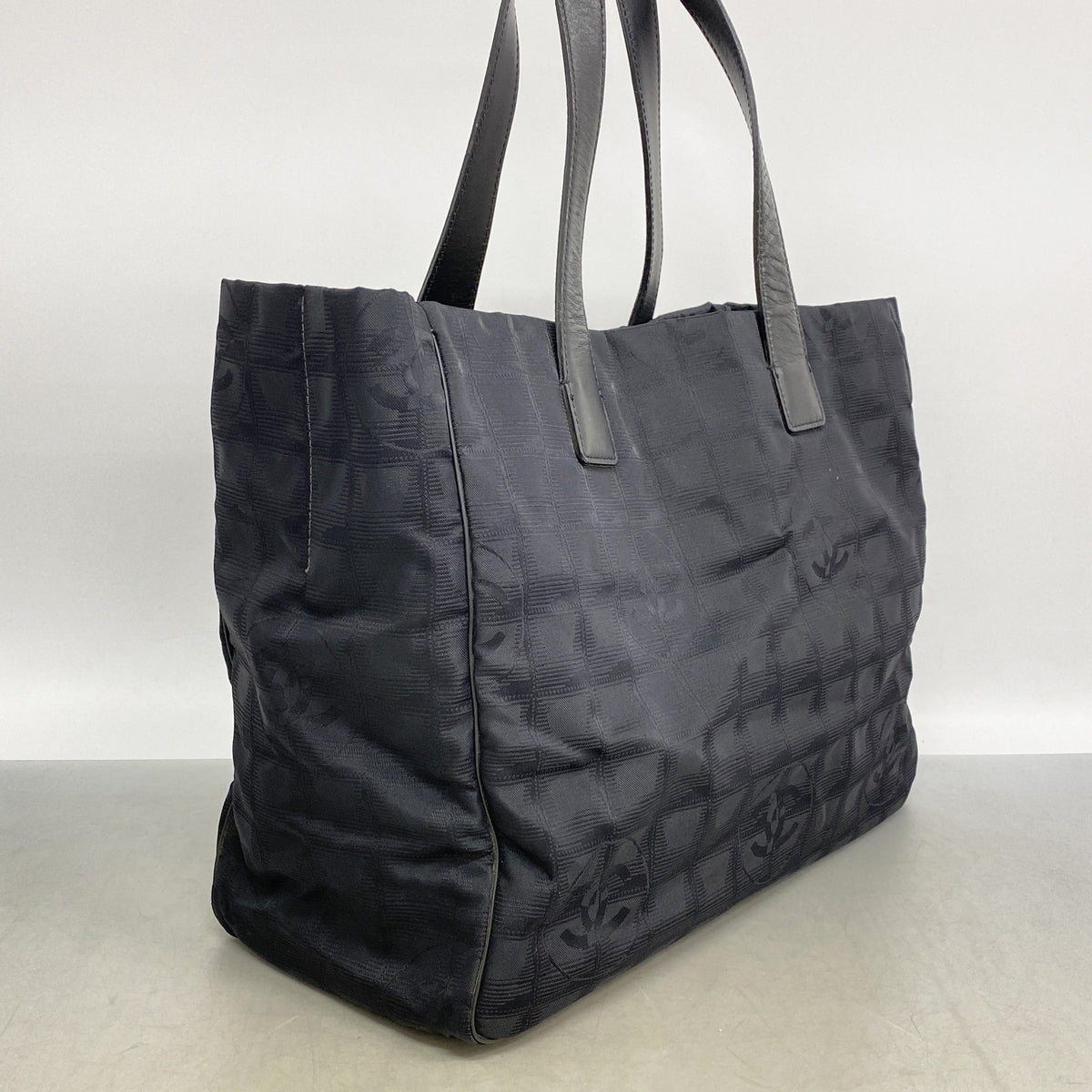 【6id5295】シャネル トートバッグ ニュートラベル ナイロン ブラック ゴールド金具【中古】レディース