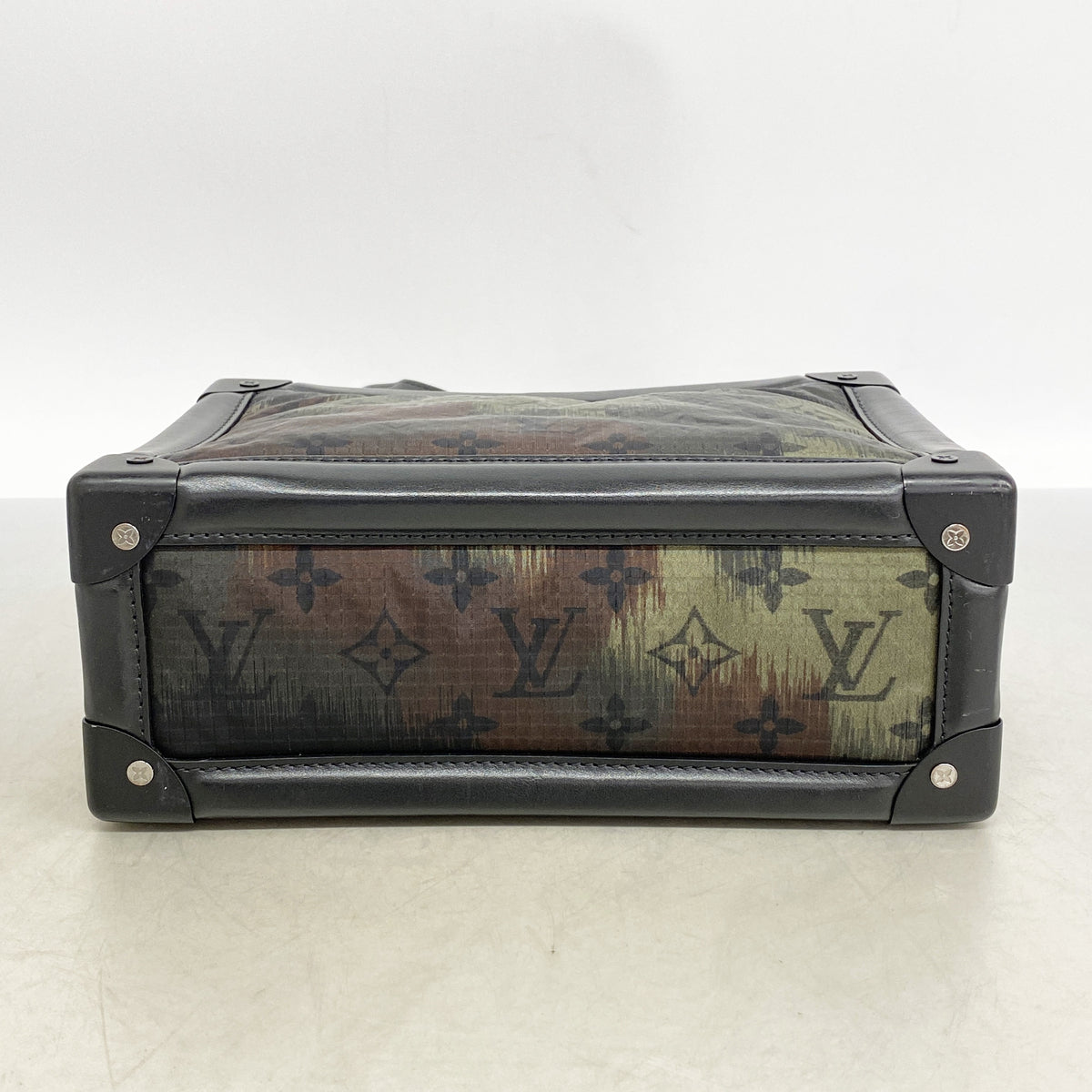 【6id5302】ルイヴィトン ショルダーバッグ モノグラム カモフラージュ ソフトトランク M56428 ブラック カーキ【中古】メンズ