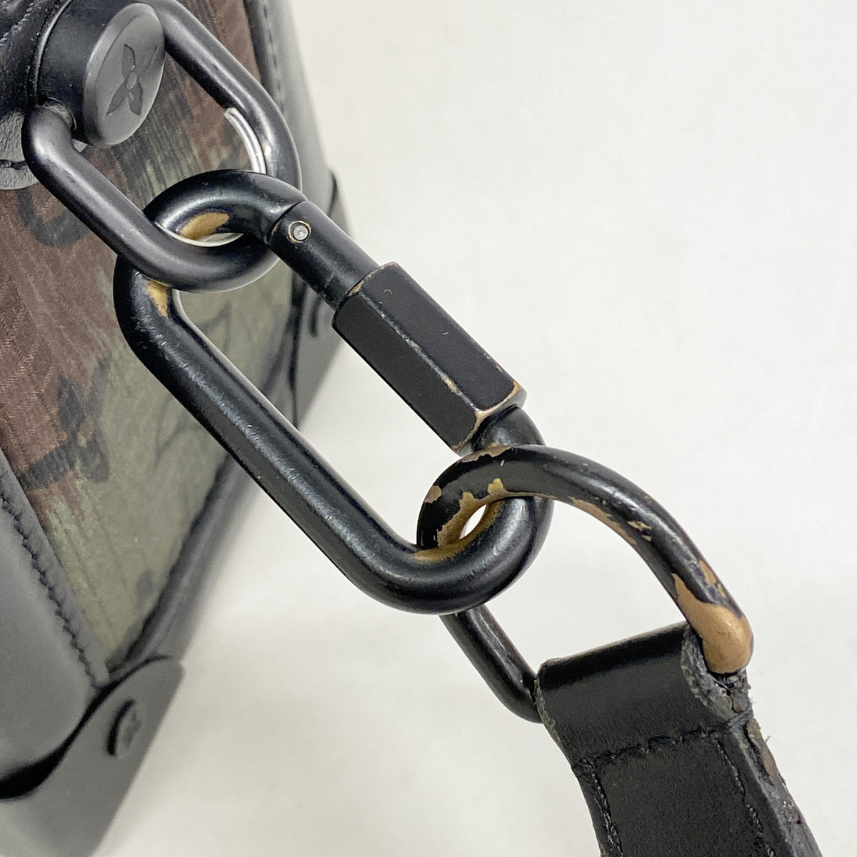 【6id5302】ルイヴィトン ショルダーバッグ モノグラム カモフラージュ ソフトトランク M56428 ブラック カーキ【中古】メンズ