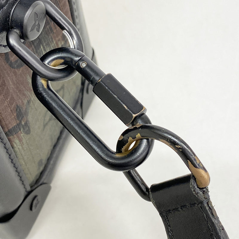 【6id5302】ルイヴィトン ショルダーバッグ モノグラム カモフラージュ ソフトトランク M56428 ブラック カーキ【中古】メンズ