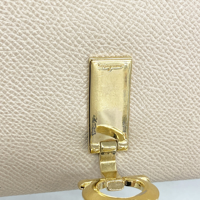 【6id5486】サルヴァトーレフェラガモ 長財布 ガンチーニ レザー ベージュ ゴールド金具【中古】レディース