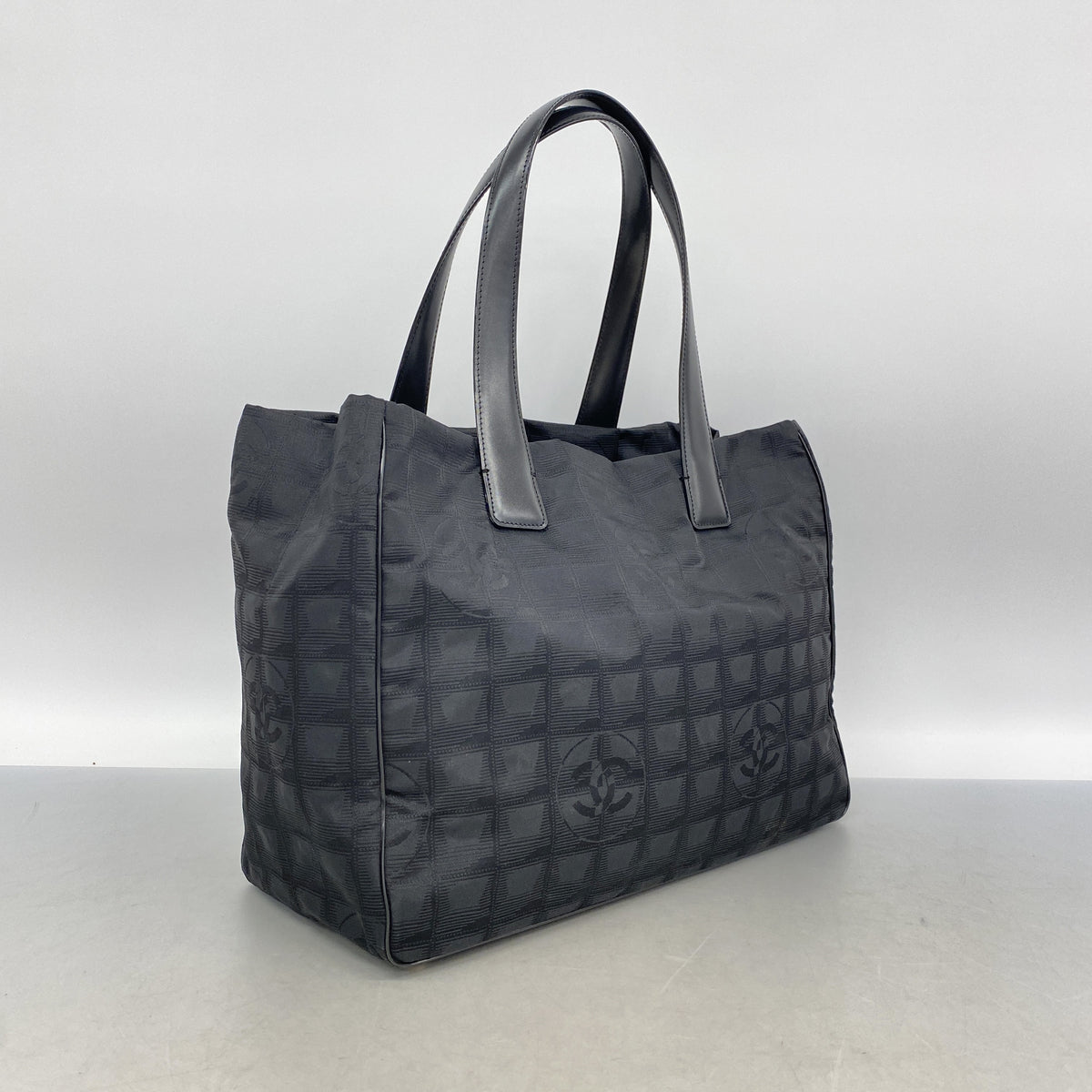 【6id5592】シャネル トートバッグ ニュートラベル ナイロン ブラック シャンパンゴールド金具【中古】レディース