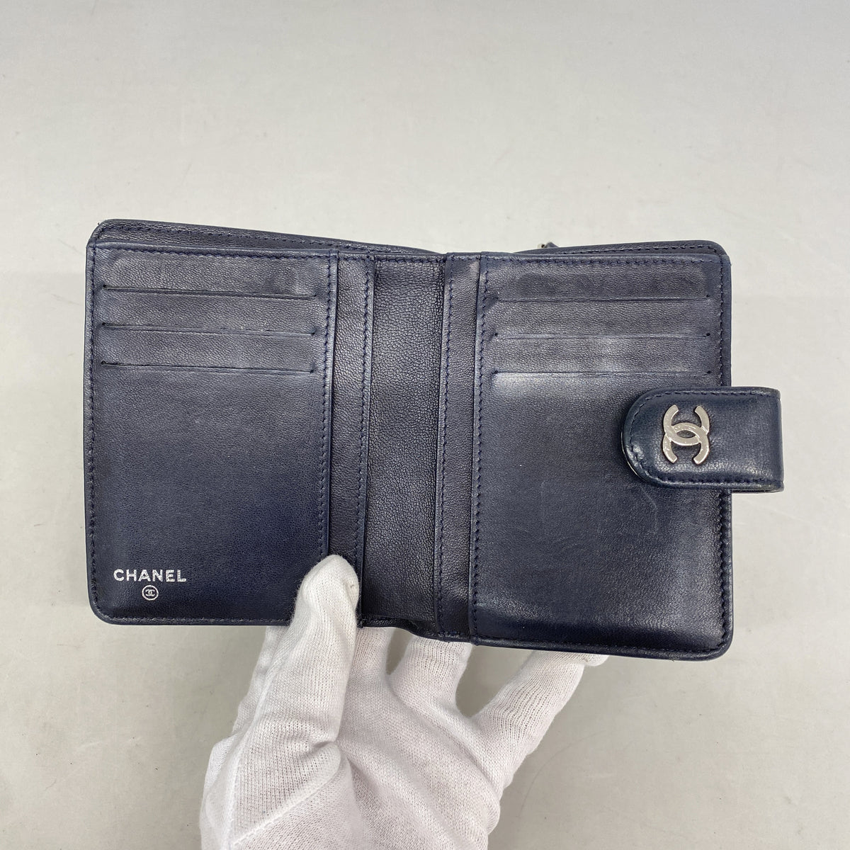 【6id5593】シャネル 財布 マトラッセ ラムスキン ネイビー シルバー金具【中古】レディース