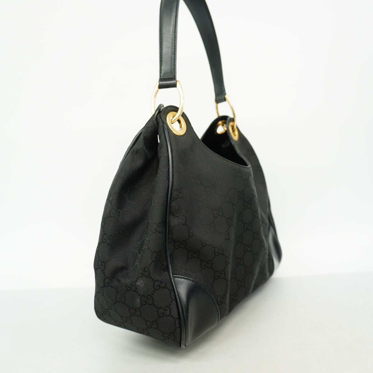 【6id5702】グッチ ショルダーバッグ GGナイロン 257265 ナイロン ブラック シャンパンゴールド金具【中古】レディース