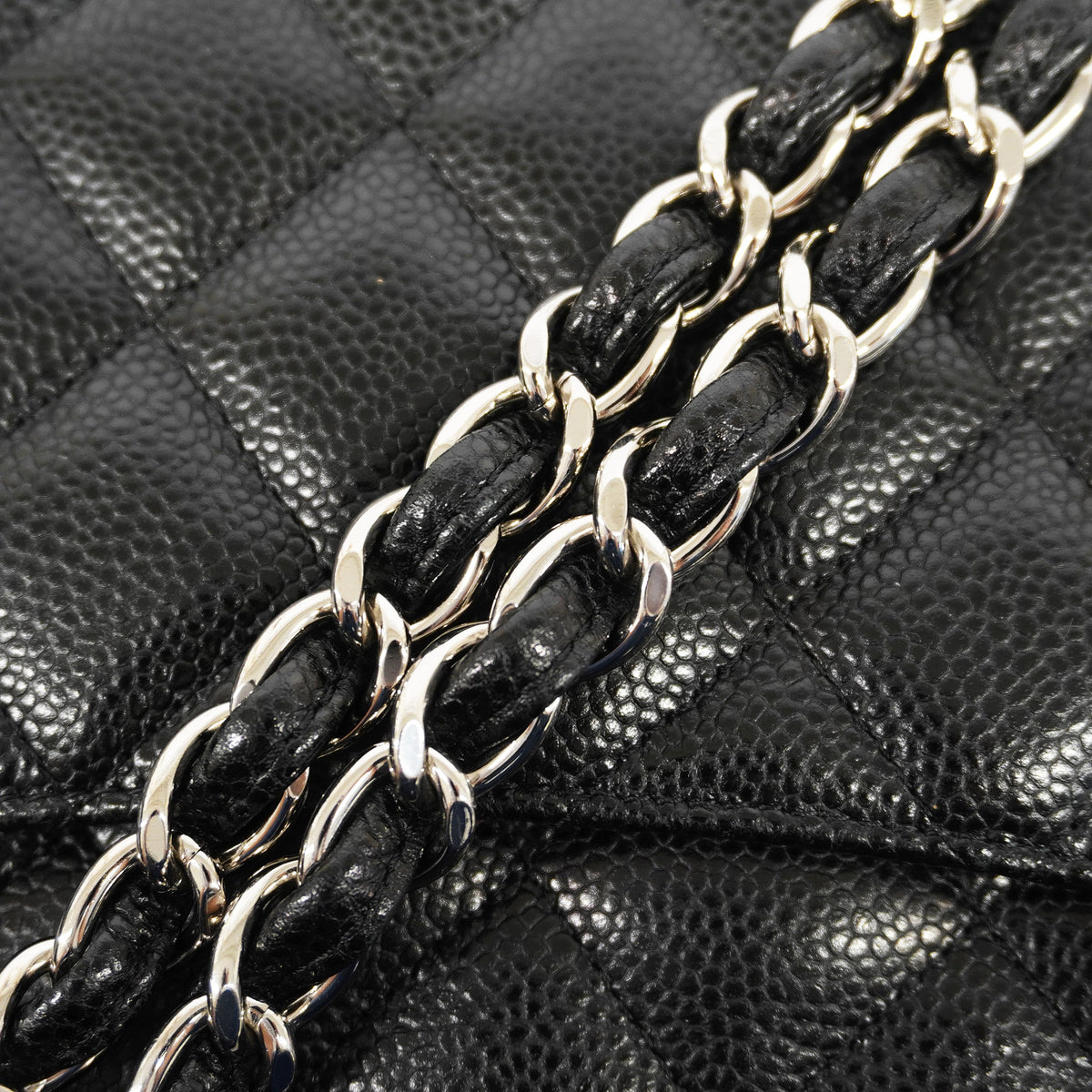 【6id5785】シャネル ショルダーバッグ デカマトラッセ Wフラップ Wチェーン キャビアスキン ブラック シルバー金具【中古】レディース