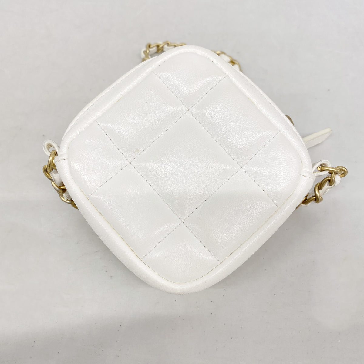 【6id5977】シャネル ショルダーバッグ マトラッセ チェーンショルダー ラムスキン ホワイト ゴールド金具【中古】レディース
