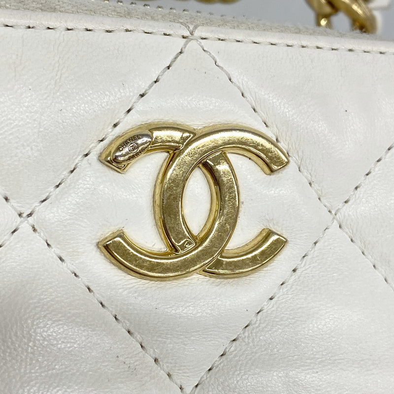 【6id6100】シャネル ショルダーバッグ マトラッセ チェーンショルダー ラムスキン ホワイト ゴールド金具【中古】レディース