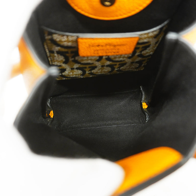 【6id6355】サルヴァトーレフェラガモ ハンドバッグ ガンチーニ レザー オレンジ ゴールド金具 2wayバッグ【中古】レディース