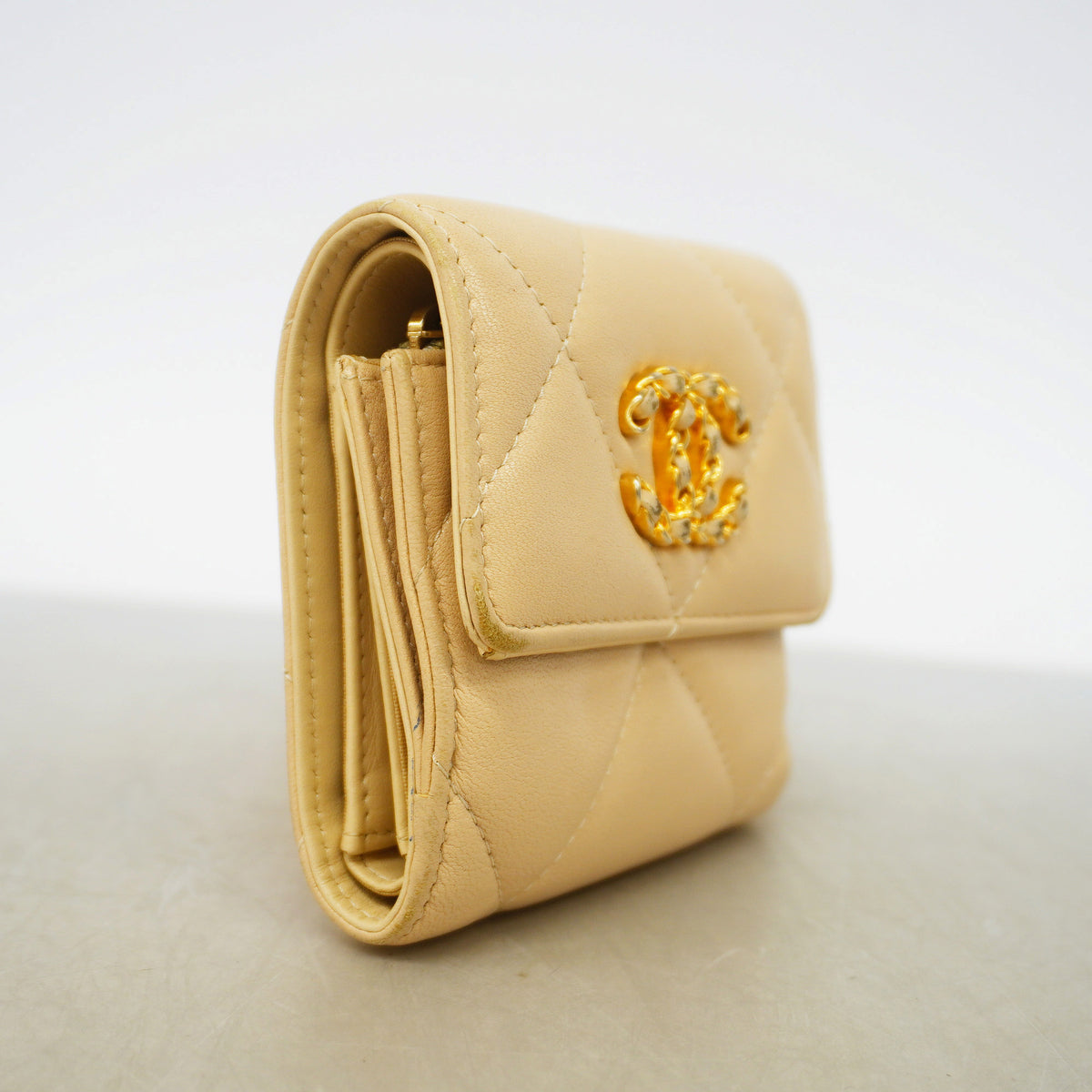【6id6362】シャネル 三つ折り財布 シャネル19 ラムスキン ベージュ ゴールド金具【中古】レディース