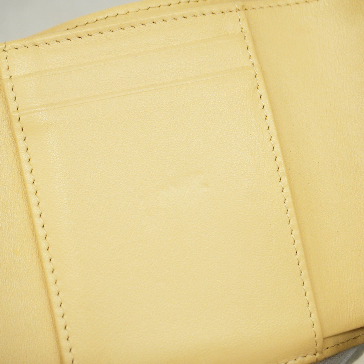 【6id6362】シャネル 三つ折り財布 シャネル19 ラムスキン ベージュ ゴールド金具【中古】レディース