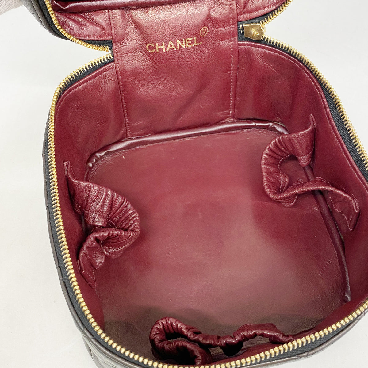 【6ie6581】シャネル バニティバッグ マトラッセ ラムスキン ブラック ゴールド金具【中古】レディース
