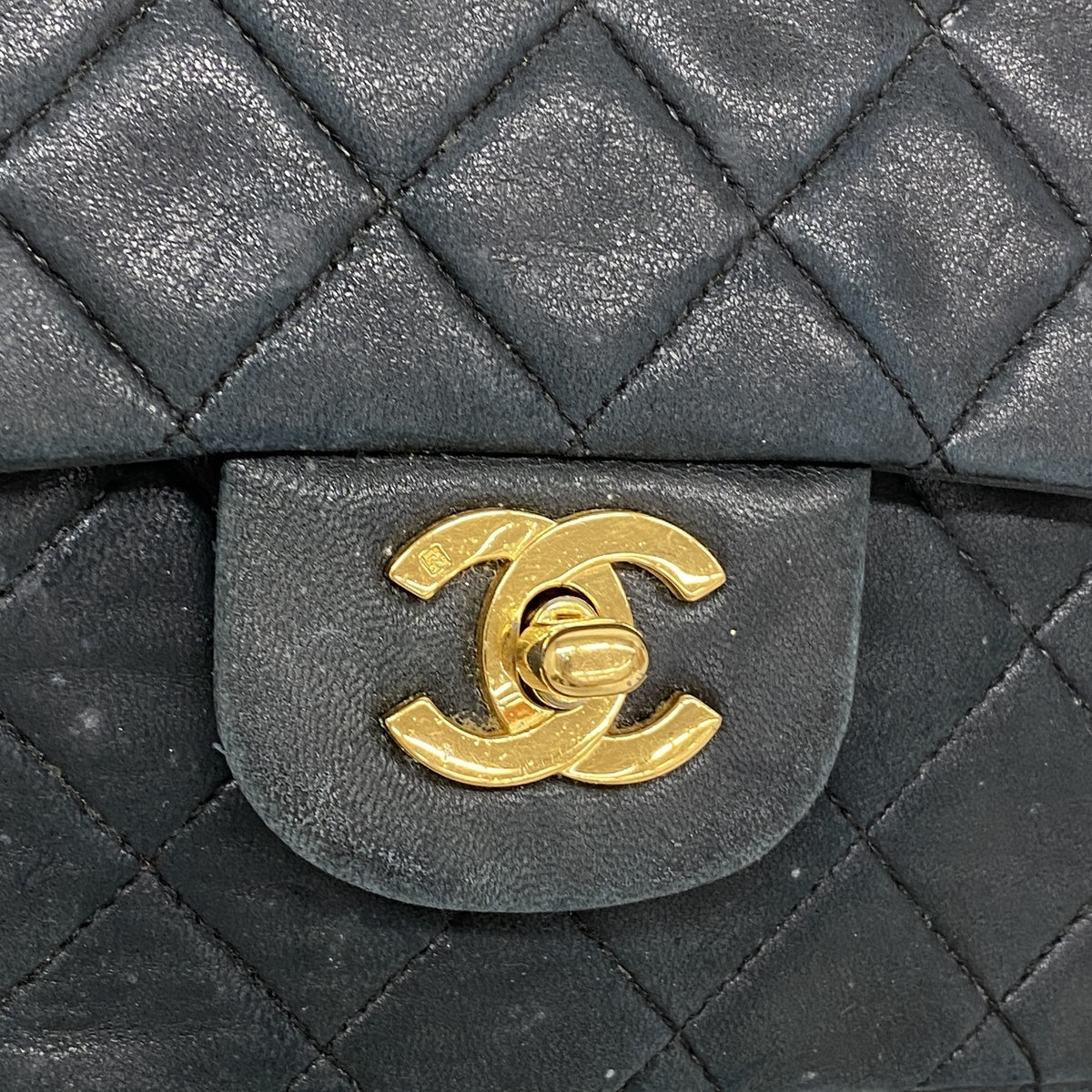 【6ie6635】シャネル ショルダーバッグ マトラッセ Wフラップ Wチェーン ラムスキン ブラック ゴールド金具【中古】レディース