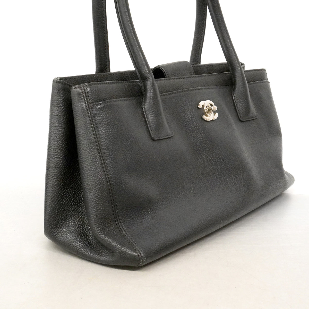 【6ie6852】シャネル トートバッグ エグゼクティブ キャビアスキン ブラック シルバー金具【中古】レディース