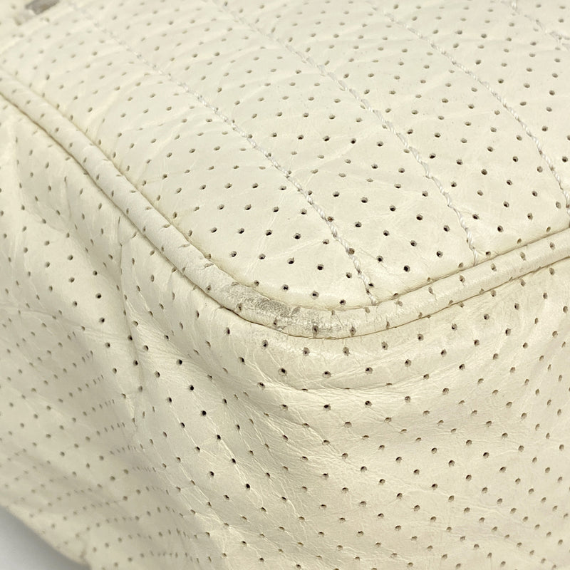【6ie6958】シャネル ショルダーバッグ チェーンショルダー パンチング レザー アイボリー シルバー金具【中古】レディース