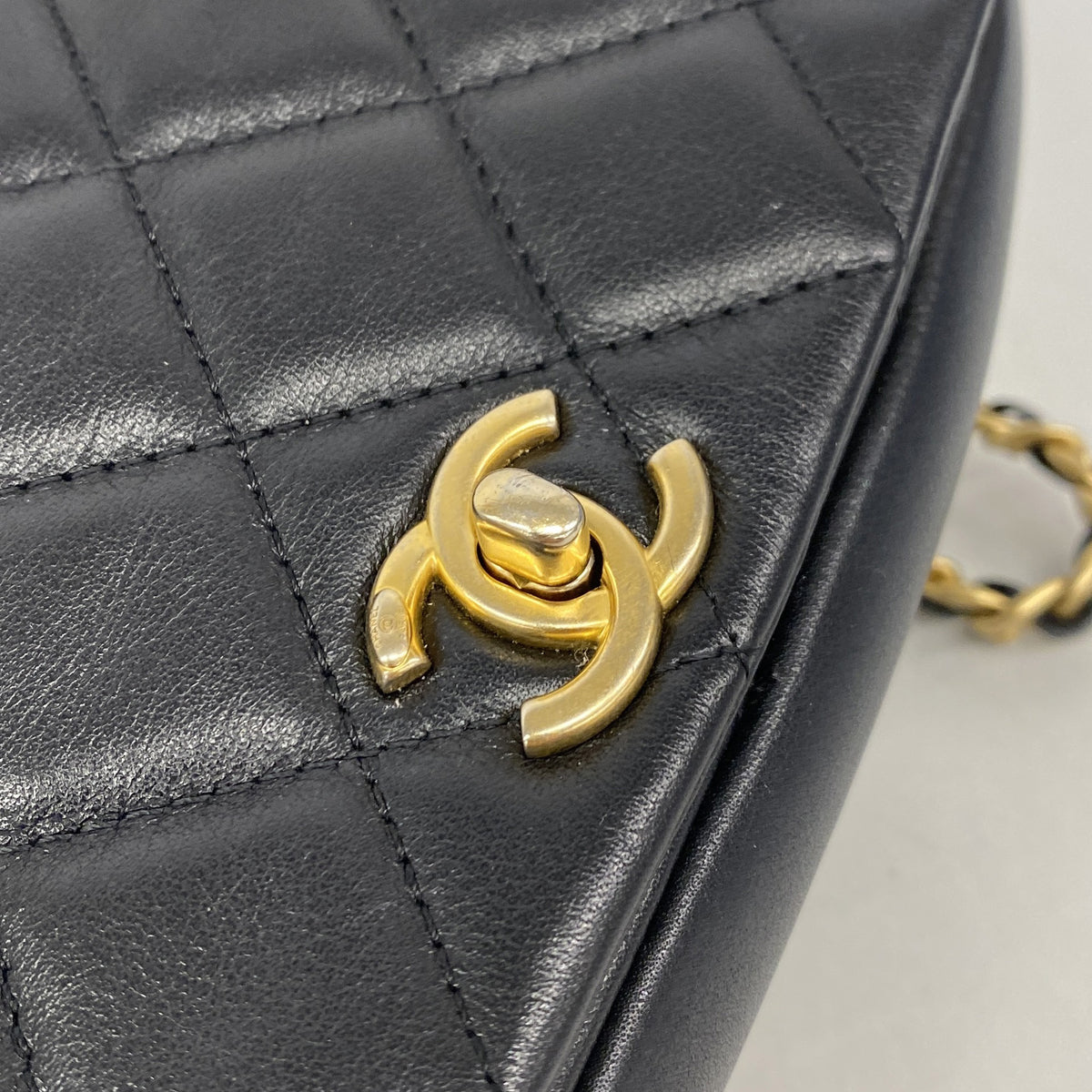 【6ie6988】シャネル ショルダーバッグ マトラッセ チェーンショルダー ラムスキン ブラック ゴールド金具【中古】レディース