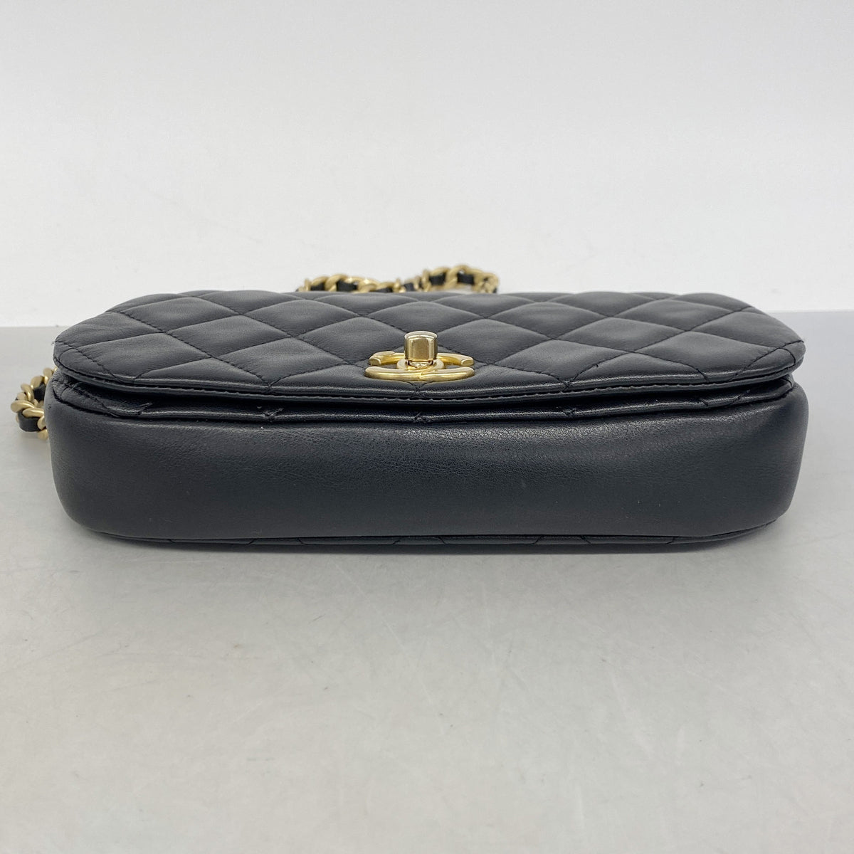 【6ie6988】シャネル ショルダーバッグ マトラッセ チェーンショルダー ラムスキン ブラック ゴールド金具【中古】レディース
