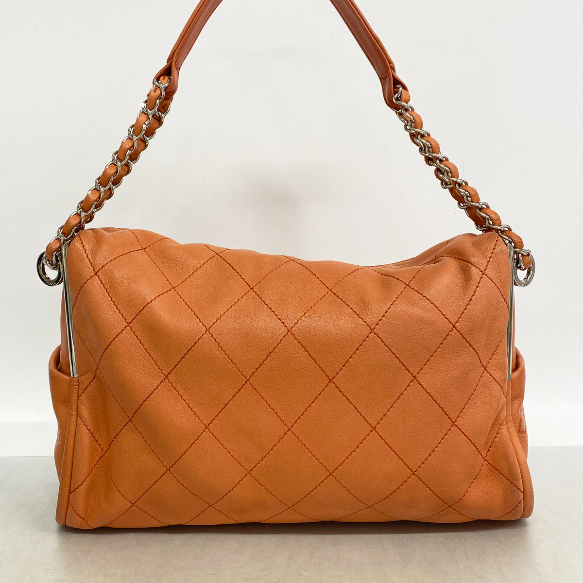 【6ie7021】シャネル ショルダーバッグ マトラッセ チェーンショルダー ラムスキン ピンクオレンジ シルバー金具【中古】レディース