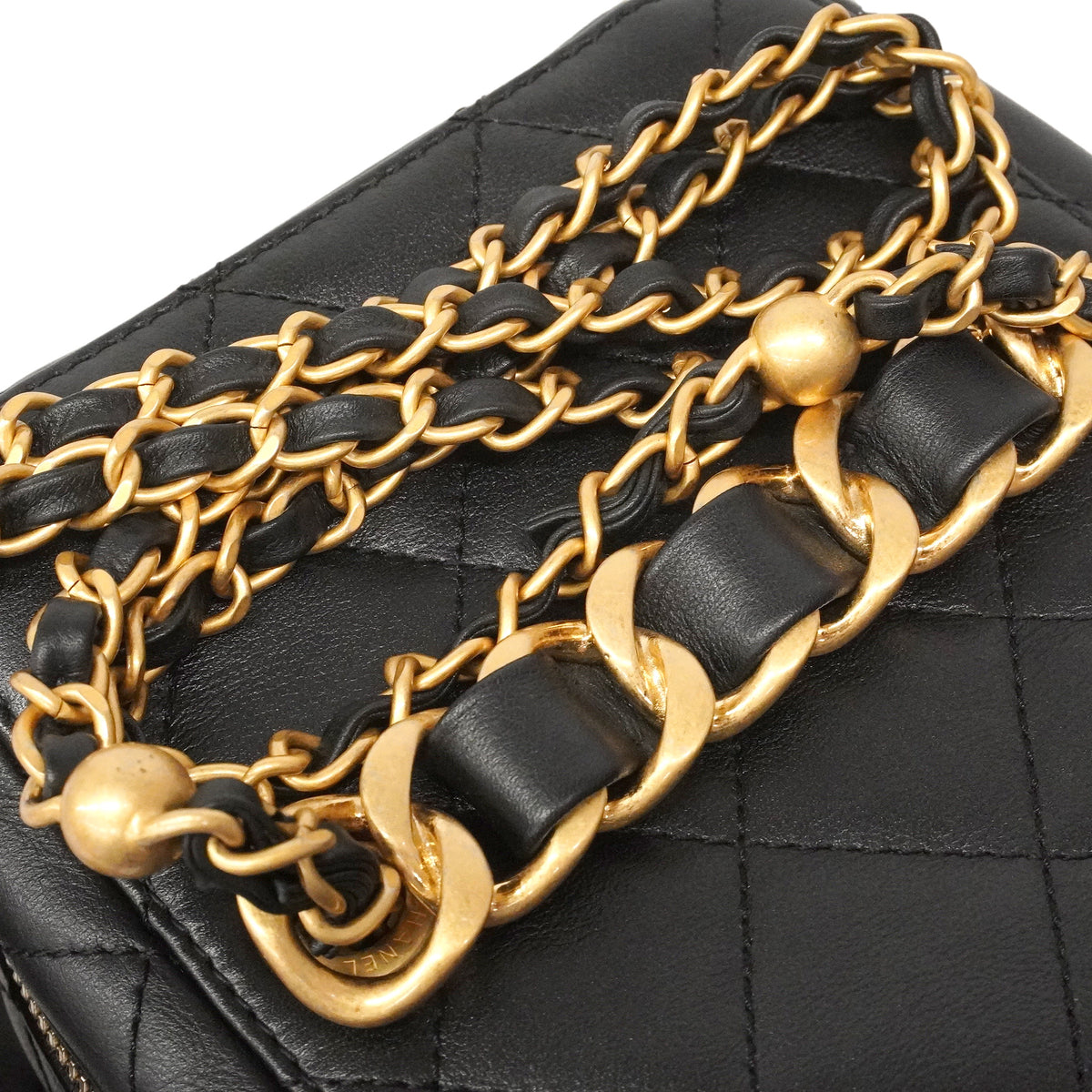 【6ie7168】シャネル バニティバッグ マトラッセ チェーンショルダー ラムスキン ブラック ゴールド金具 2wayバッグ【中古】
