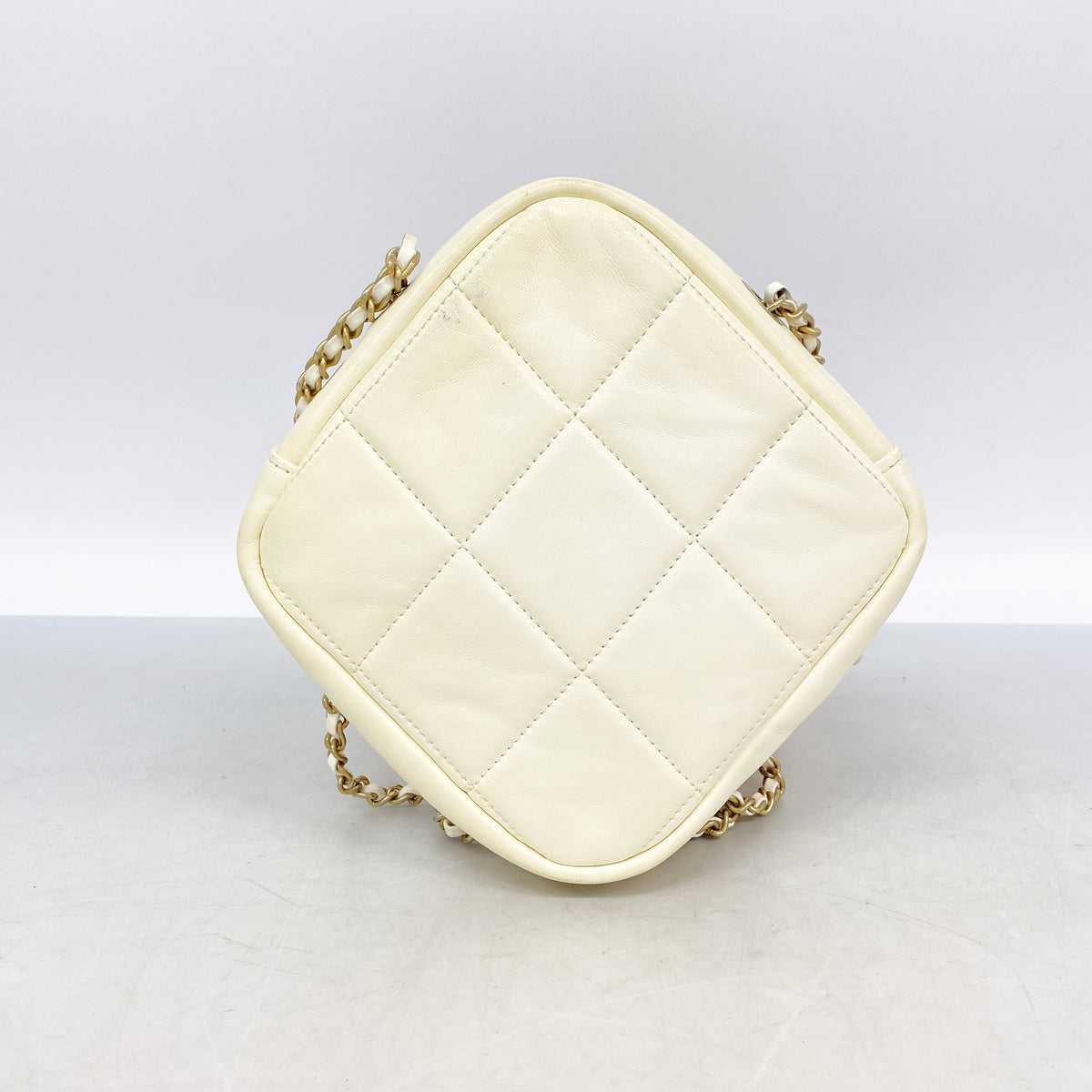 【6ie7242】シャネル ショルダーバッグ マトラッセ チェーンショルダー ラムスキン ホワイト ゴールド金具【中古】レディース