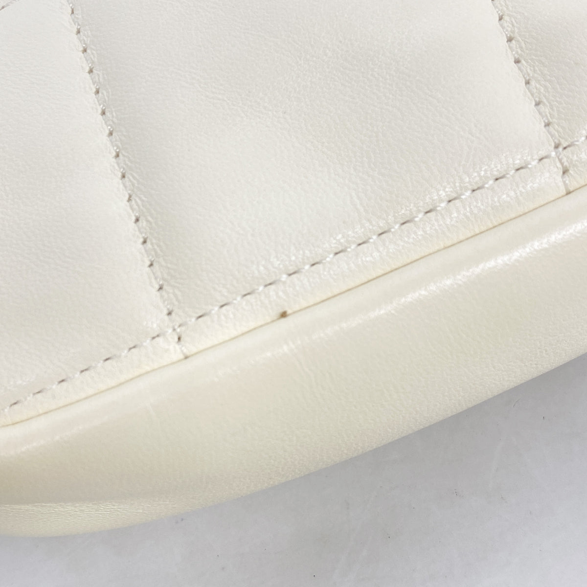 【6ie7242】シャネル ショルダーバッグ マトラッセ チェーンショルダー ラムスキン ホワイト ゴールド金具【中古】レディース