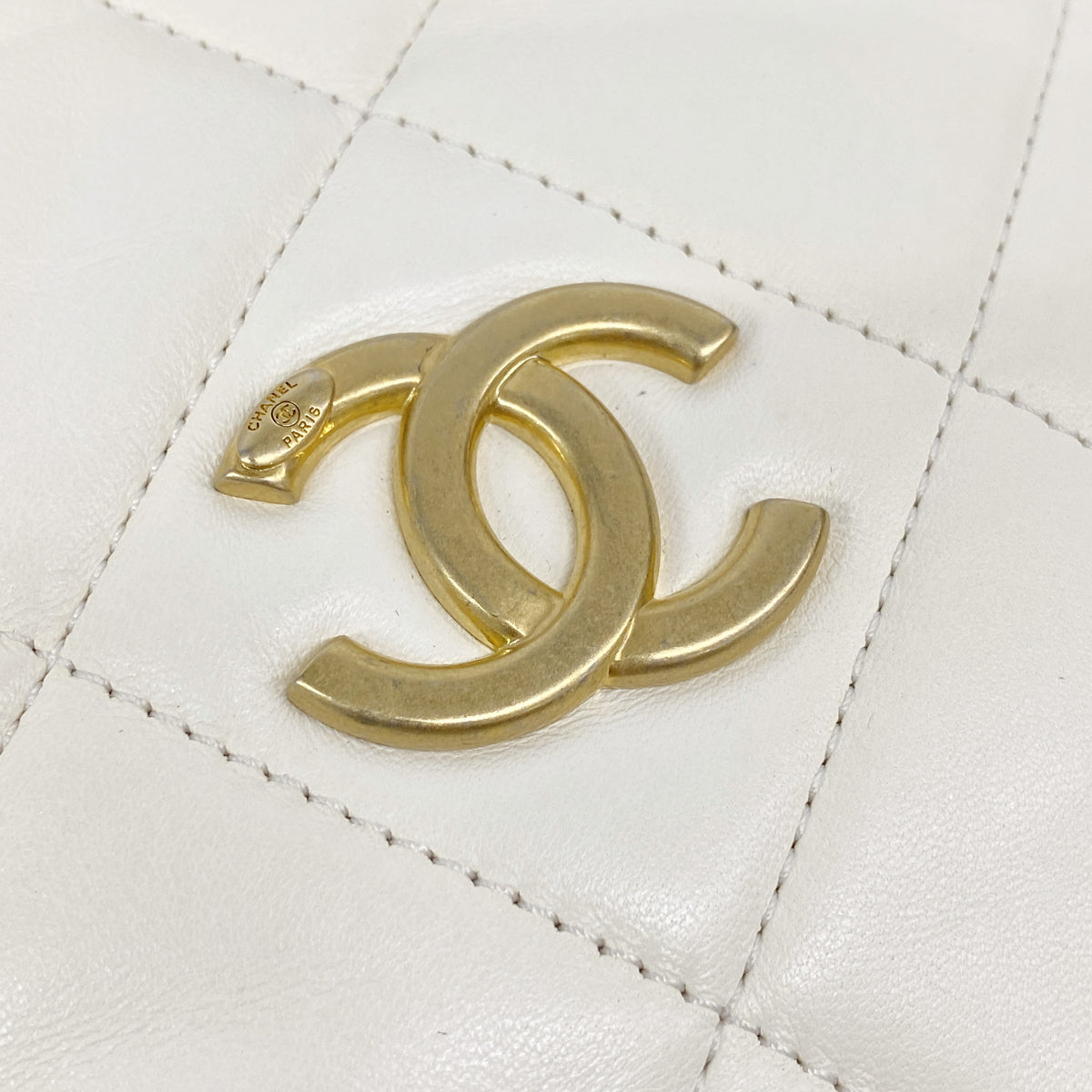 【6ie7242】シャネル ショルダーバッグ マトラッセ チェーンショルダー ラムスキン ホワイト ゴールド金具【中古】レディース