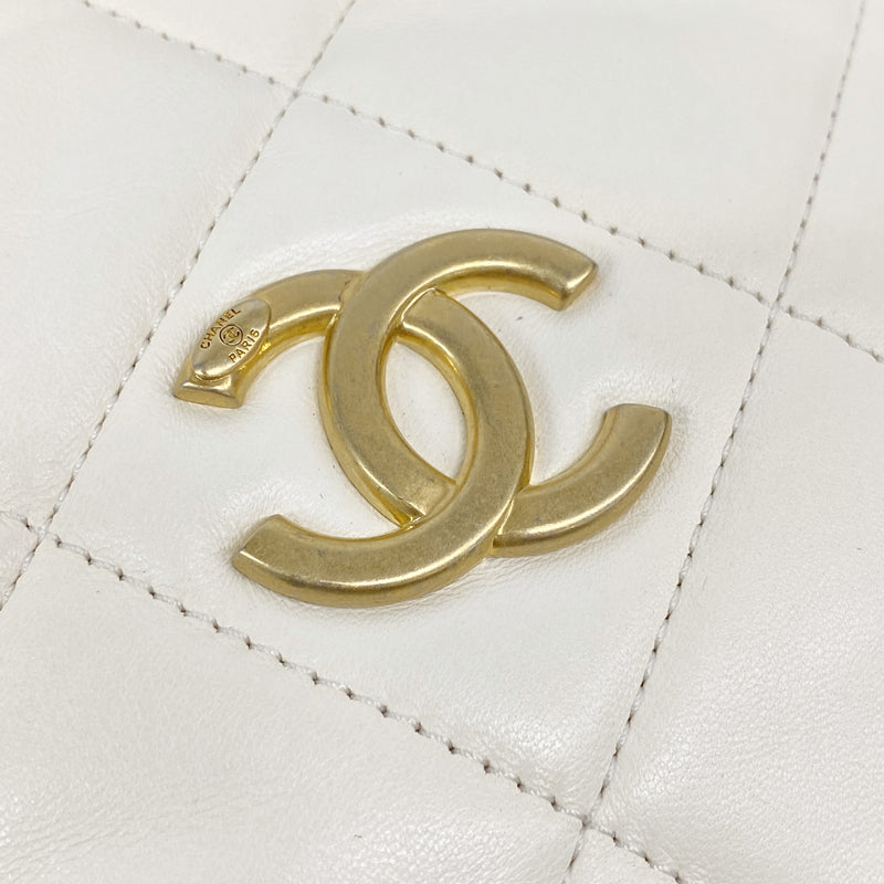 【6ie7242】シャネル ショルダーバッグ マトラッセ チェーンショルダー ラムスキン ホワイト ゴールド金具【中古】レディース