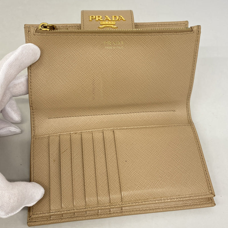 【6ie7380】プラダ 財布 サフィアーノ レザー ベージュ ゴールド金具【中古】レディース