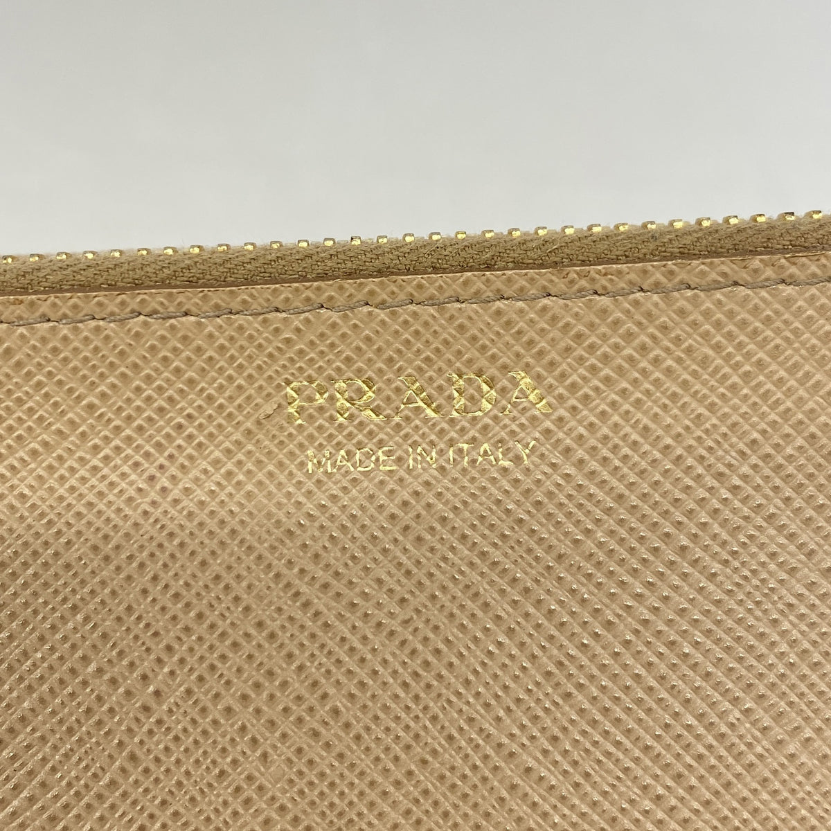 【6ie7380】プラダ 財布 サフィアーノ レザー ベージュ ゴールド金具【中古】レディース